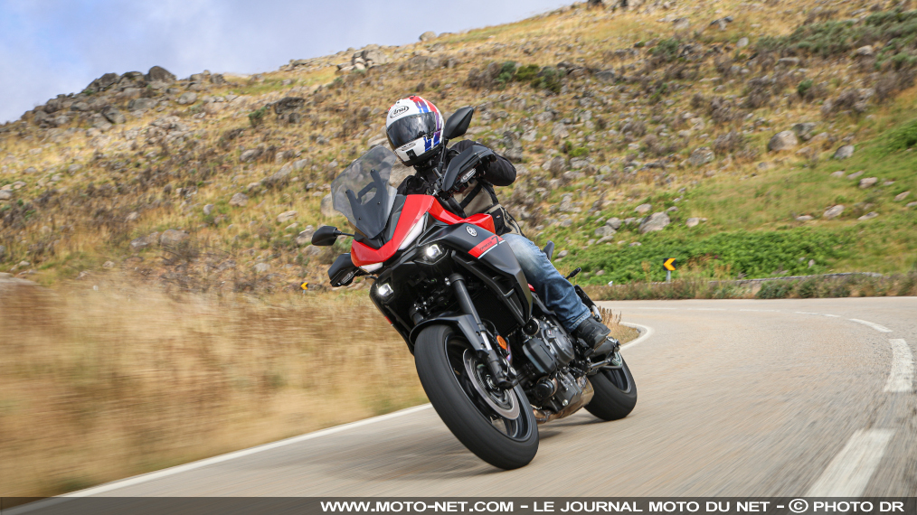 Essai Yamaha Tracer 7 (GT) 2025 : le bon calibre, seul ou A2 ?

Yamaha embourgoisise sa Tracer 7 et sa déclinaison GT, avec valises et grand pare-brise, en plus de revoir en profondeur la partie-cycle et l'électronique de ces MT-07 taillées pour la route. Moto-Net.Com les a testées sur 300 km.
