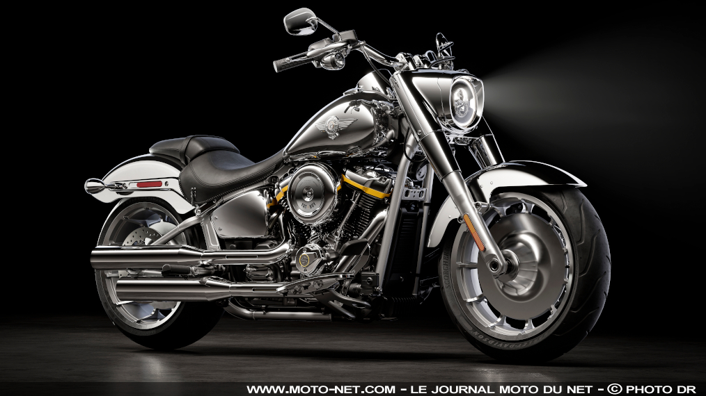 Série limitée Harley-Davidson Fat Boy Gray Ghost

Harley-Davidson fête le 35ème anniversaire de sa cultissime Fat Boy avec une édition étincelante et limitée à 1990 exemplaires. Cette nouvelle Fat Boy Gray Ghost profite de toutes les évolutions apportées en 2025 sur la gamme Cruiser. Présentation.
