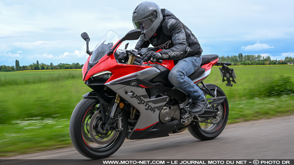 Essai QJMotor SRK600 RS 2025 : Chine mais pas toc !

Une sportive A2 punchy et bien équipée, à moins de 6500 euros : c'est forcément une moto d'occasion. A moins de se tourner vers l'ambitieux constructeur chinois QJMotor, distribué par la SIMA, et sa SRK 600 RS. Essai. 
