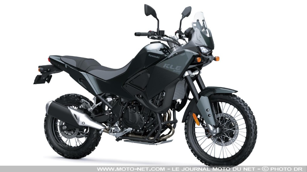 La Kawasaki KLE500 2026 au prix de...

Le prix de la KLE500, principale nouveauté Kawasaki 2026, vient de tomber : ce trail de 451 cc s'affiche à 6549 euros en version standard. Le tarif de la KLE500 SE, mieux équipée, n'est pas encore connu. 
