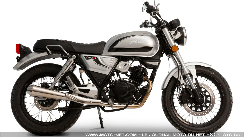 La petite Astor 125 d'Orcal parée pour un grand retour ?

Lancée avec succès il y a exactement 10 ans par l'importateur DIP via sa marque Orcal, l'Astor 125 reprend du service ! La petite moto néo-rétro fait appel à un moteur Euro5+ d'origine Yamaha, une partie-cycle retravaillée, une instrumentation modernisée, pour un prix toujours placé. Présentation de l'Astor 3 !
