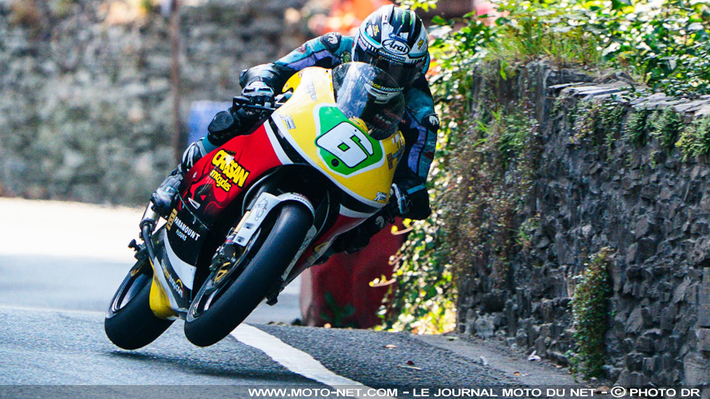 Le King Michael Dunlop s'impose aussi au Classic TT 2025 !

Imbattable au Tourist Trophy en Supersport et Supertwin, Michael Dunlop confirme sa virtuosité sur petites motos autour de l'Ile de Man en dominant la course Lightweight du Classic TT 2025 sur sa Honda 250. Le ''King of the Mountain'' aurait aimé briller sur la Norton de son papa Robert et parader sur la Honda SP1 de son tonton Joey, mais la météo l'en a empêché.
