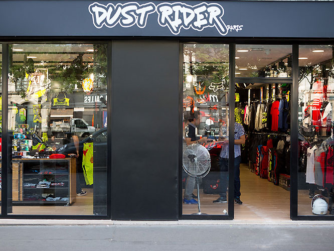 Dust Rider, nouvelle enseignée dédiée à la moto tout-terrain à Paris