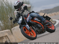 Essai KTM 390 Duke 2024 : cher petit jouet

KTM renouvelle son entrée de gamme roadster : moteur, suspensions, cadre et électronique sont revus sur la 390 Duke 2024, toujours éligible au permis moto A2 sans bridage. MNC l'a brièvement testée sur routes et un… parking à Alméria (Espagne).
