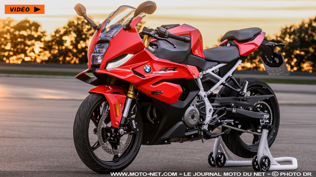 Des ailerons pour 48 ch : la BMW F450RR se la joue Superbike

Après le roadster F450R, BMW dévoile sa jumelle carénée, la F450RR : même bicylindre de 420 cc et partie cycle similaire, mais silhouette de S1000RR avec ailerons, ouïes asymétriques et demi-guidons. Pensée pour les permis A2, elle vise la route comme la piste, dès 7350 euros au printemps 2027. Des ailes pour 48 ch ? ''Warum nicht !''
