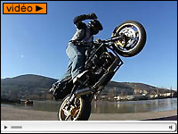 Stunt : une Triumph Street Triple danse le hip hop !