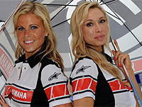 Moto GP : devenez l'umbrella girl de Lorenzo et Spies !