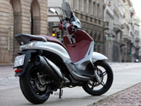 Piaggio innove avec le scooter Beverly Sport Touring 350