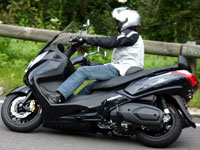 Le maxi-scooter Maxsym 400i adopte l'ABS en juin