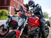 Le réseau Ducati met le Monster 821 à l'essai