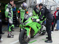 La Kawasaki n°11 en tête du warm up