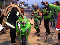 08h00 : la Kawasaki officielle n°11 joue la gagne !