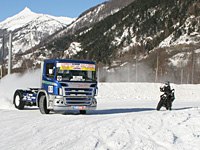 Duel moto Vs camion sur glace : la Belle et la Bête...