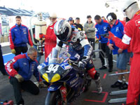 09h15 : la Yamaha du GMT 94 prend la tête du Bol d'Or 2007... et repasse au stand !