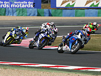 16h00 : duel en tête entre la Suzuki n°1 et la Yamaha n°7