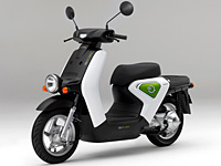 Un scooter électrique Honda avec batterie à recharge rapide