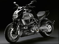 Nouveau coloris Ducati Diavel : noir c'est noir !