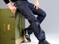 Esquad relance une série délavée de son jean moto