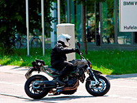 Premières photos ''volées'' du roadster Husqvarna 900