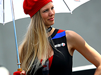 L'umbrella girl la plus sexy du Grand Prix de France