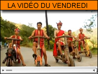 Vidéo moto du vendredi : balade hors des sentiers battus sur des scooters en bois !