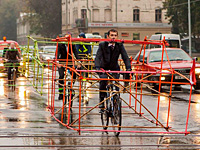 Pour dénoncer les embouteillages, des cyclistes se déguisent en... automobilistes