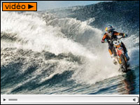 Vidéo : Robbie Maddison surfe une énorme vague... à moto !