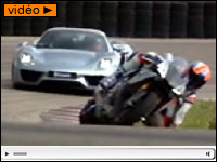 Vidéo moto : Michelin oppose la Yamaha R1 à la Porsche 918 Spyder