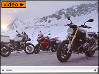 Vidéo moto : BMW illumine les Alpes avec une balade de Noël
