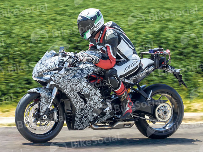 La future Ducati SuperSport shootée en plein test