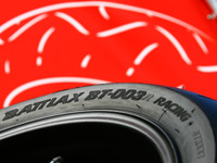Le pneu moto BT-003 Racing Street tient bien la... piste !