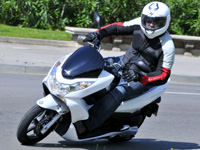 Premier test Honda PCX : le scooter low cost en fanfare !