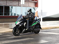 Premier essai du scooter Kawasaki J300