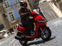 Premier essai du Peugeot Vivacity 125 : un scooter très urbain !