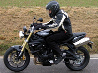 Essai : casque HJC, blouson et gants Triumph, pantalon Icon