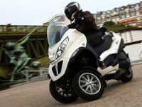 Le Piaggio MP3 Hybrid passe aux 300 cc