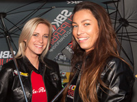 Galerie photos WSBK Magny-Cours 2013 : umbrella girls