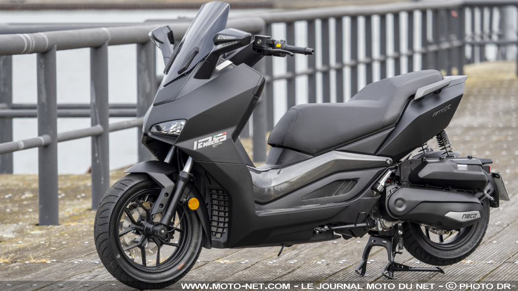 Avec ses vastes surfaces planes et son coloris uni - mais pas unique - noir mat, le GTXx se donne des airs d’avion de chasse furtif. Et pourtant, sa petite marque belge Neco espère faire grand bruit dans le segment des scooters 125 cc sportifs et sophistiqués. Explications.