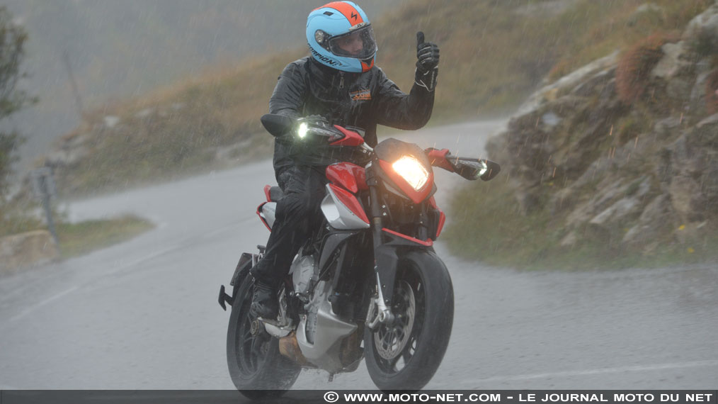 Acheter des pantalons de pluie moto?