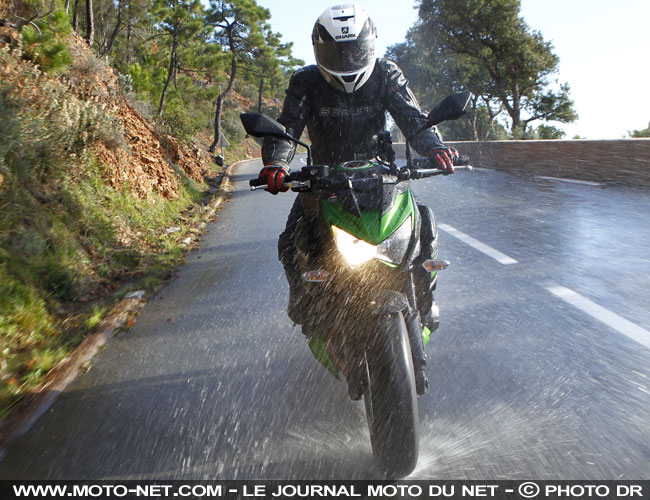 Comment bien choisir son pantalon de pluie moto : Guide