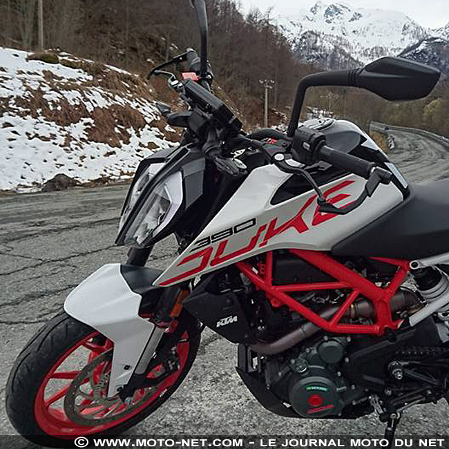 Essai des nouvelles KTM Duke 125 et 390 : Moto-Net à la neige !