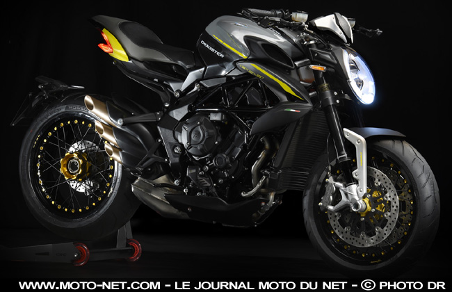 Un mois après avoir annoncé la fin de son plan de restructuration, MV Agusta confirme sa totale indépendance : "<i>MV Holding, la société détenue par Giovanni Castiglioni et la famille Sardarov, a acquis la participation de 25% dans MV Agusta Motor S.p.A détenue par le conglomérat automobile Mercedes AMG</i>".  <p>La nouvelle société mère constituée par le célèbre héritier italien - célèbre dans le monde de la moto - et le célèbre héritier russe - célèbre dans le monde de la nuit -, se retrouve donc seule au guidon de la prestigieuse mais encore fragile firme de Varese...  <p> mv-dragster-800-rr-2018.jpg  <p>"<i>La mutation entamée début 2016 a permis à MV Agusta de retrouver un résultat positif pour l'exercice 2017 grâce au succès de la nouvelle ligne de produits</i>", garantissent les responsables. D'après eux, le carnet de commandes de la dernière version de la Dragster 800 RR serait même plus rempli que prévu.   <p>Convaincus d'être reparti du bon pied avec ces derniers modèles 3-cylindres de 800 cc - des "tops modèles" très beaux et très chers principalement -, MV Agusta annonce être en mesure d'effectuer un nouveau pas décisif, tout prochainement, grâce à un nouveau moteur...  <H2>Toujours à fond sur le 4-cylindres... 1200 ?</H2>  <p>"<i>MV Agusta concentre ses futurs investissements sur le développement d'une toute nouvelle plateforme  4-cylindres dont le premier nouveau modèle sera lancé au cours de l'année 2018</i>", conclue la marque transalpine, confirmant ainsi les projets de son dirigeant.  <p>Il y a un an pile en effet, Giovanni Castiglioni dévoilait que son entreprise travaillait sur une inédite Brutale 1200, capable de se mesurer aux Aprilia Tuono V4 1100 et KTM 1290 Super Duke R en termes de performances, et de les battre sur le plan esthétique ? Nouveauté 2018 à suivre sur MNC : restez connectés !