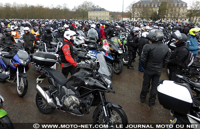 Motards et automobilistes défilent dans Paris contre la limitation de vitesse à 80 km/h