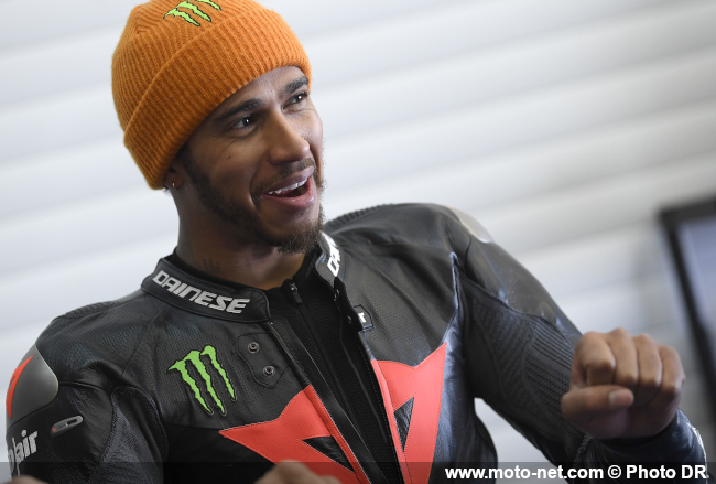 Lewis Hamilton au guidon d'une Yamaha R1 sur le circuit de Jerez