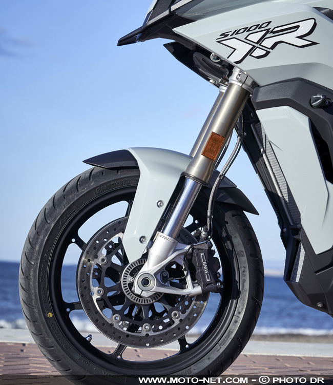 Essai BMW S1000XR 2020 : hyper sportive, sans en avoir l'RR