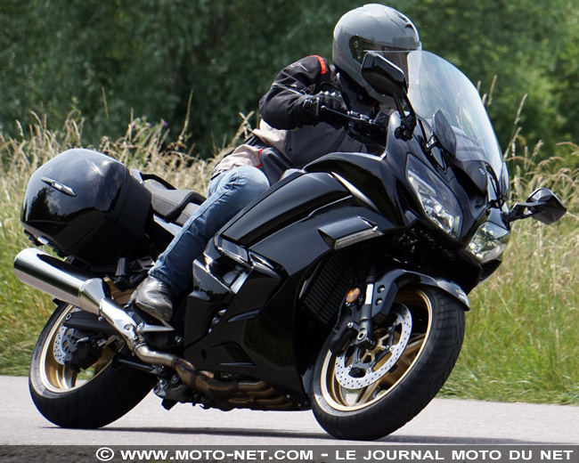 Duel Versys 1000 Vs FJR1300 : le maxitrail routier a tué le Sport GT ?