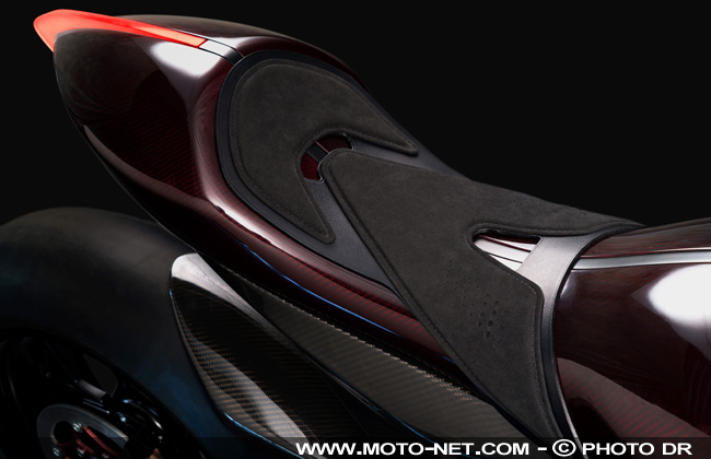  Premiers tours de roue pour l'AMB 001, la moto d'Aston Martin 