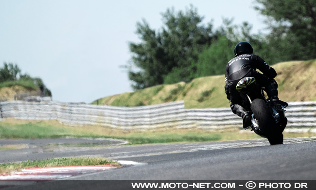  Premiers tours de roue pour l'AMB 001, la moto d'Aston Martin 