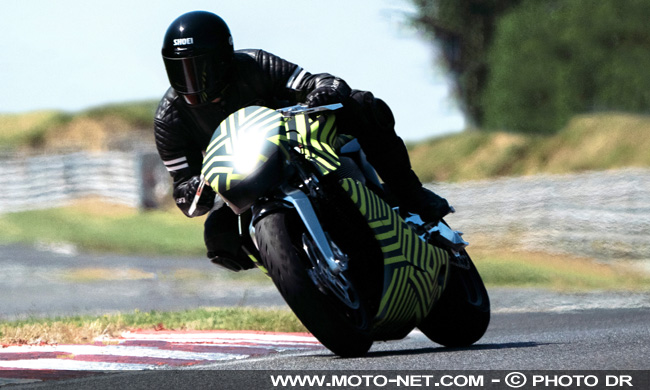  Premiers tours de roue pour l'AMB 001, la moto d'Aston Martin 