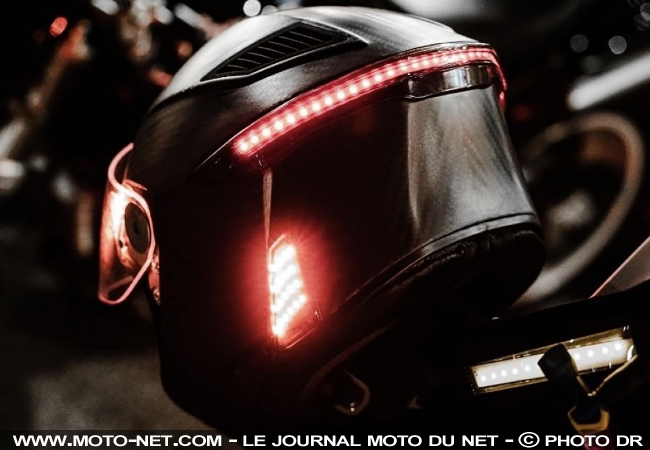 Casque intégral et sac à dos Vata7 : un combo lumineux - Moto-Station